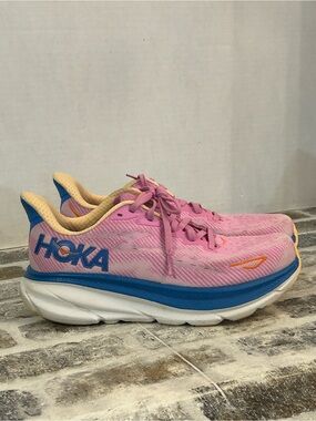 Hoka Clifton 9 women's sneakers in the Cyclamen/Sweet Lilac colorway
